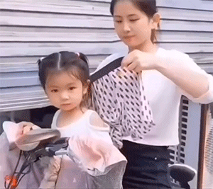 力太大动图：大学女生厕所里生孩子，老师发现时孩子已生出