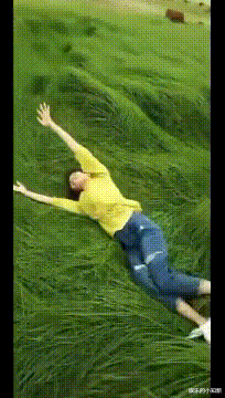 搞笑的GIF图片：男人，看到好看的妹子就走不动了