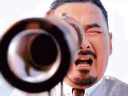 搞笑的GIF图片：男人，看到好看的妹子就走不动了