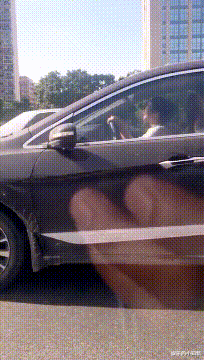 搞笑的GIF图片：男人，看到好看的妹子就走不动了