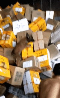 搞笑的GIF图片：男人，看到好看的妹子就走不动了
