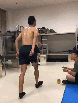 爆笑的GIF图片：这烟吹的我给满分！