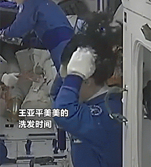 爆笑的GIF图片：这烟吹的我给满分！
