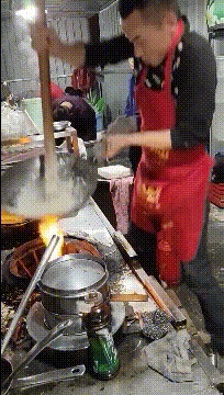 爆笑的GIF图片：这烟吹的我给满分！