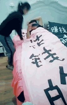 沙雕动态图：女士点外卖，吃时候发现有奇怪液体