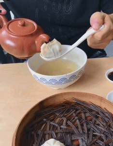 沙雕动态图：女士点外卖，吃时候发现有奇怪液体
