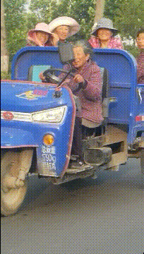 爆笑GIF：看着这打针的手，我比被打的还紧张