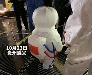 爆笑GIF：看着这打针的手，我比被打的还紧张