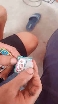 ?爆笑的GIF图:老公找人装收物业费骗老婆开门