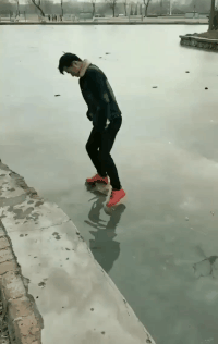 搞笑动态GIF图片：没病，背着毛驴走两步？