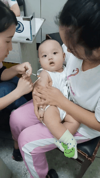 搞笑动态GIF图片：没病，背着毛驴走两步？