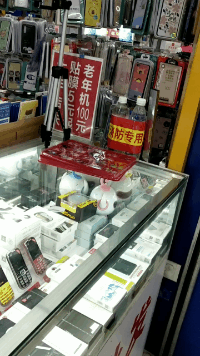 搞笑动态GIF图片：没病，背着毛驴走两步？