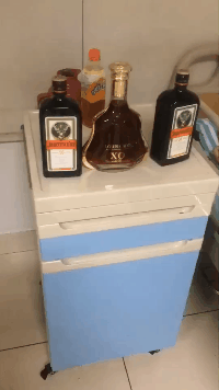 搞笑动态GIF图片：没病，背着毛驴走两步？