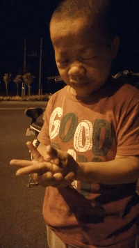 搞笑动态GIF图片：没病，背着毛驴走两步？
