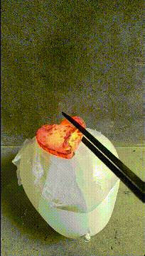 肚子笑疼的GIF：在美国，一言不合就biubiubiu