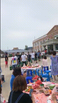 肚子笑疼的GIF：在美国，一言不合就biubiubiu