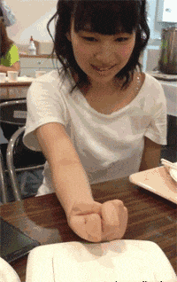 肚子笑疼的GIF：在美国，一言不合就biubiubiu