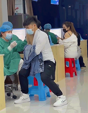 肚子笑疼的GIF：在美国，一言不合就biubiubiu