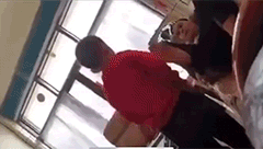肚子笑疼的GIF：在美国，一言不合就biubiubiu