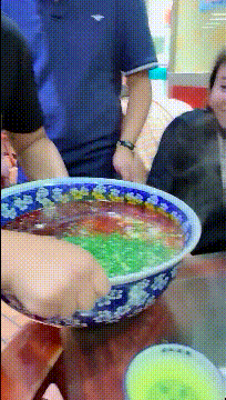 有趣的GIF图片：训练了六年的大雁，大家看看值多少钱