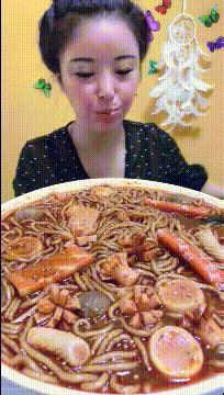 搞笑动态图：什么时候开饭啊！要饿死本宝宝了！