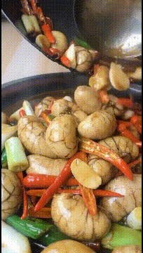 搞笑动态图：什么时候开饭啊！要饿死本宝宝了！
