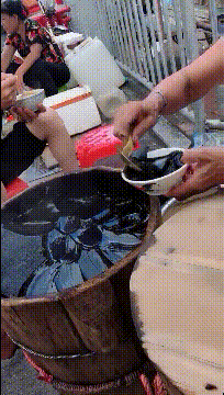 GIF图片：校园霸凌，强迫女孩脱衣服拍视频