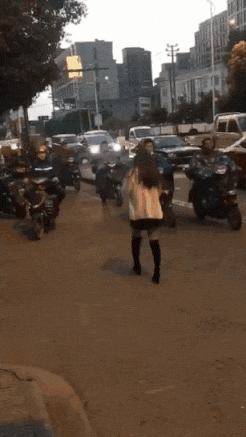 漂亮妹纸动图：可甜美可冷艳！
