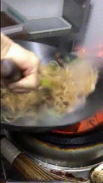 爆笑动图图片:按摩完后,凌晨5点爬出洗浴中心逃单