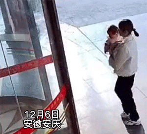 搞笑动图：可能养一条假狗，喜欢吃青菜