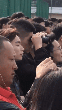 搞笑动图：可能养一条假狗，喜欢吃青菜