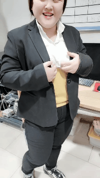 搞笑动图：可能养一条假狗，喜欢吃青菜