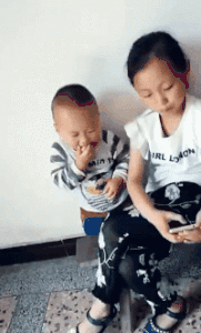 很好笑的GIF：?这表情也是没谁了，酸到五体投地！