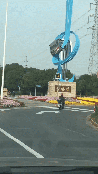 很好笑的GIF：?这表情也是没谁了，酸到五体投地！