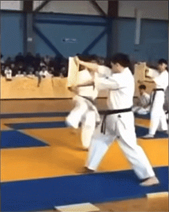 很好笑的GIF：?这表情也是没谁了，酸到五体投地！