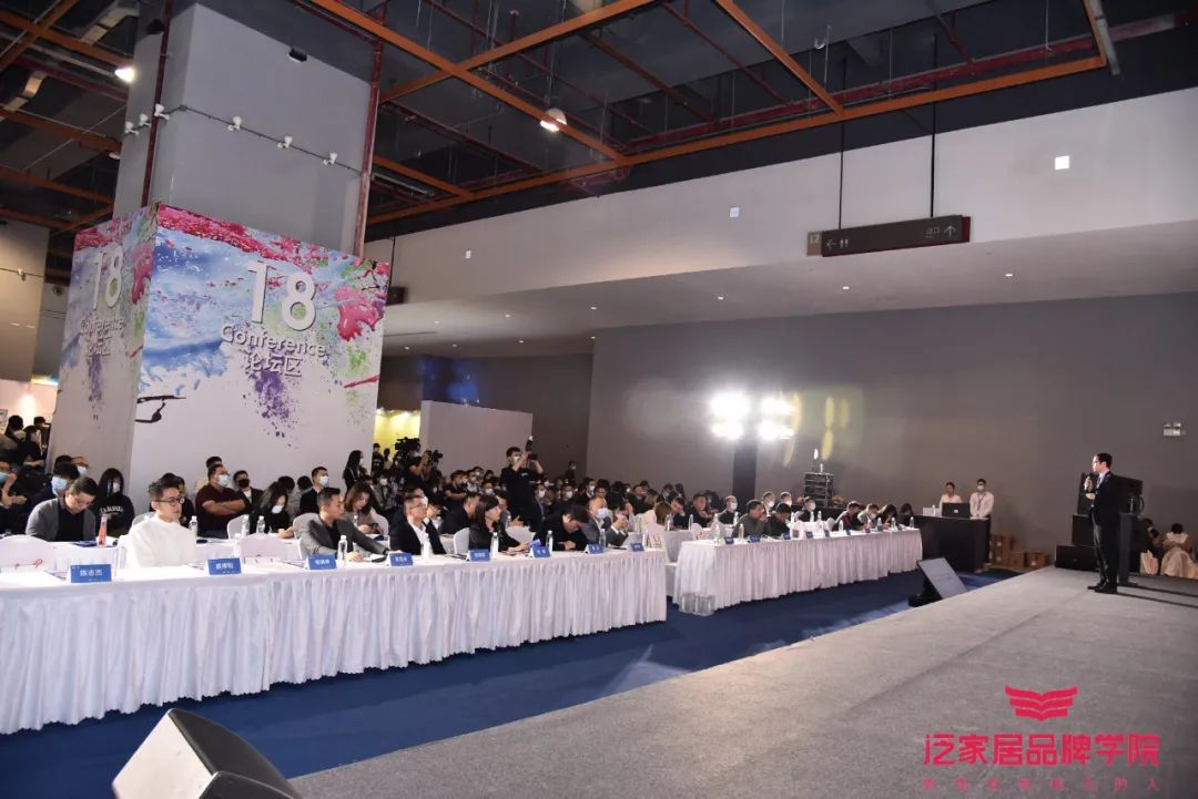 12月10日，泛家居品牌大会暨“名润榜”颁奖典礼在广州南丰国际会展中心隆重举行。轩尼斯门窗荣获“名润榜-2021亚太泛家居设计先行品牌”荣誉称号。