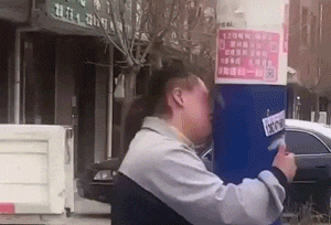 搞笑动态图：很好奇他等会怎么上来