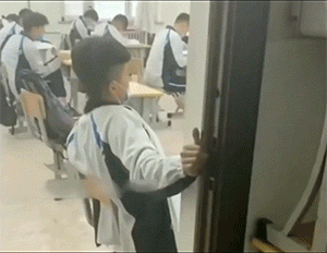 爆笑GIF：突然出现的班主任，学生们的反应都太好笑了！