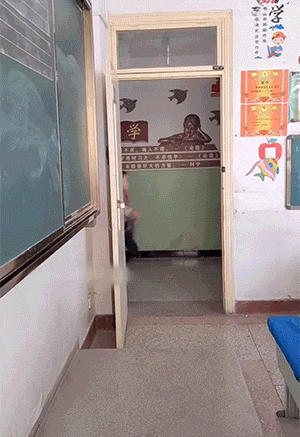 爆笑GIF：突然出现的班主任，学生们的反应都太好笑了！