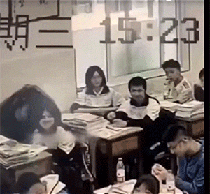 爆笑GIF：突然出现的班主任，学生们的反应都太好笑了！