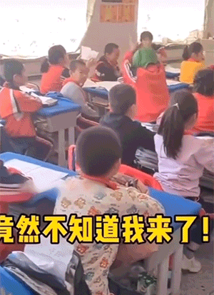 爆笑GIF：突然出现的班主任，学生们的反应都太好笑了！