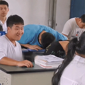 爆笑GIF：突然出现的班主任，学生们的反应都太好笑了！