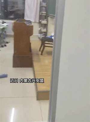 爆笑GIF：突然出现的班主任，学生们的反应都太好笑了！