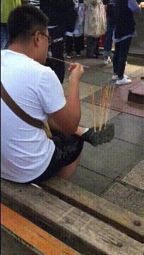 快乐动图：他很快乐，这就够了