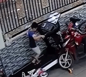 爆笑的GIF：好调皮的妈妈，吓死宝宝了