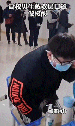 爆笑的GIF：好调皮的妈妈，吓死宝宝了