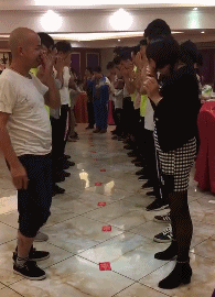爆笑的GIF：好调皮的妈妈，吓死宝宝了