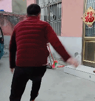 爆笑的GIF：好调皮的妈妈，吓死宝宝了