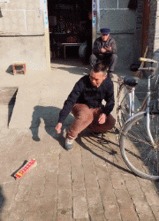 爆笑的GIF：好调皮的妈妈，吓死宝宝了