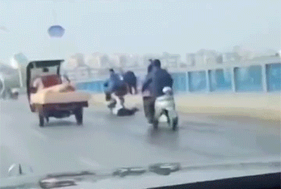 搞笑动图：男子骑电动车沿路拖行女子